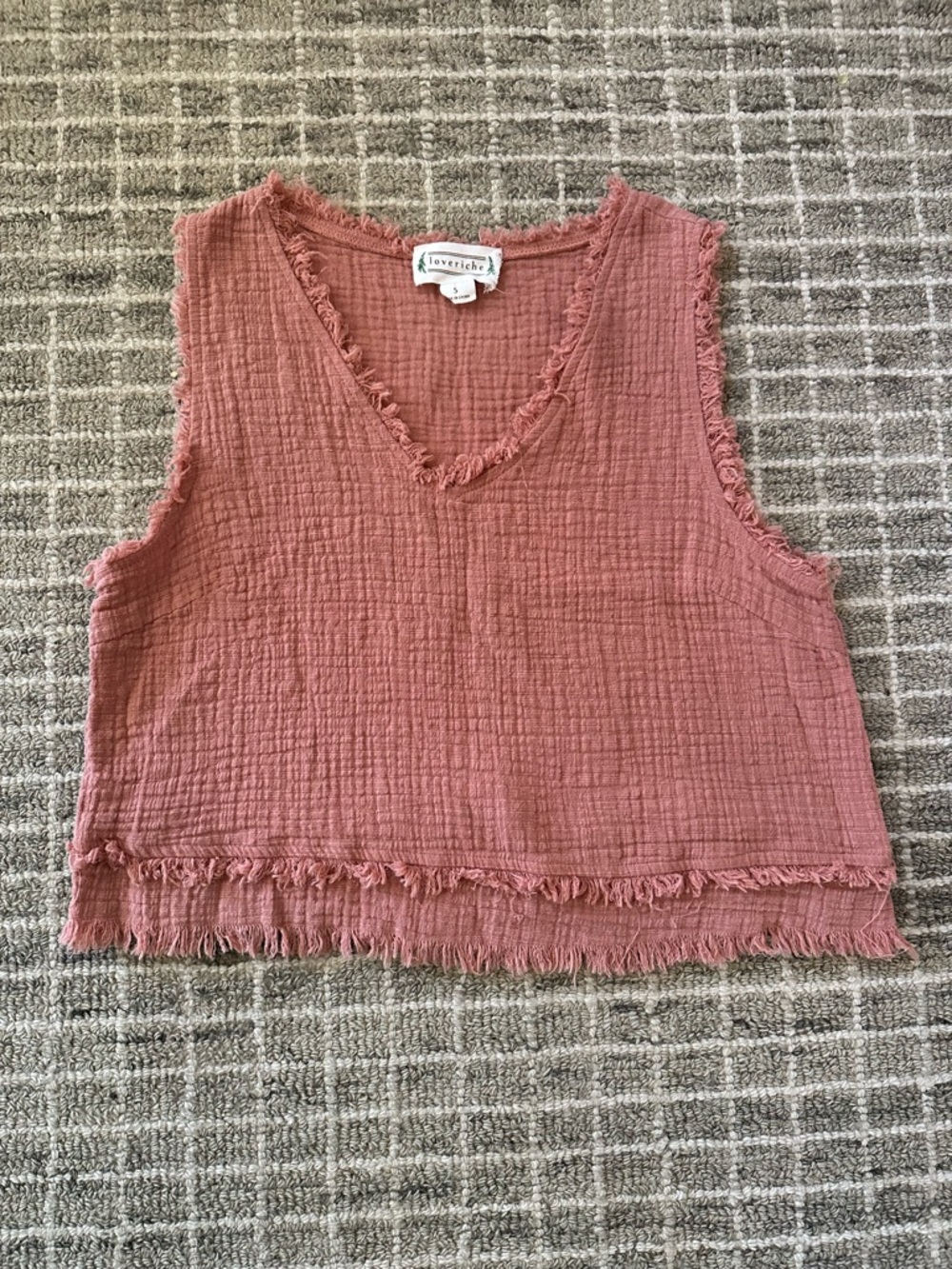Cropped Style Frayed V-neck Tank Top